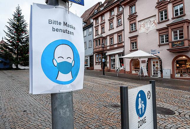 Ein Hinweisschild, das an die Maskentragepflicht erinnert, hängt in der Rottweiler Fußgängerzone. Der Landkreis Rottweil ist nur noch ...
