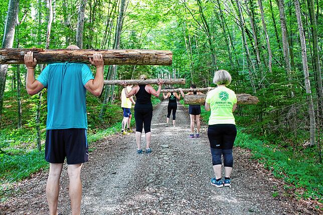 Fitnesstraining der anderen Art: Natürliche Gegenstände wie Baumstämme werden einfach zu Trainingsgeräten umfunktioniert.