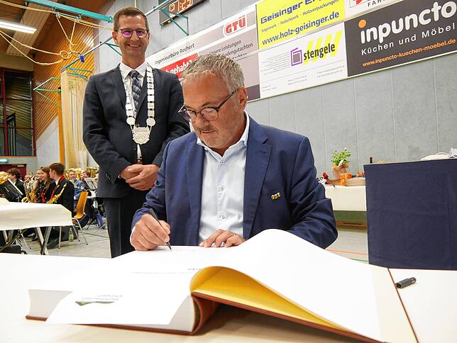 Der langjährige Bürgermeister Hans-Peter Lehmann wurde in den Ruhestand verabschiedet.