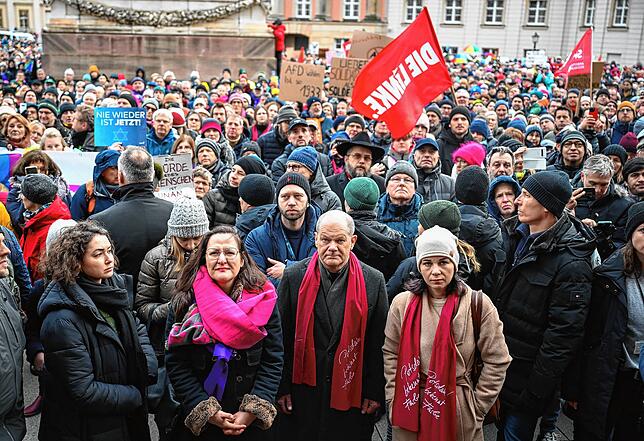 Bundeskanzler Olaf Scholz (SPD) und Annalena Baerbock (Bündnis 90/Die Grünen), Außenministerin, stehen während der Demonstrationen ...