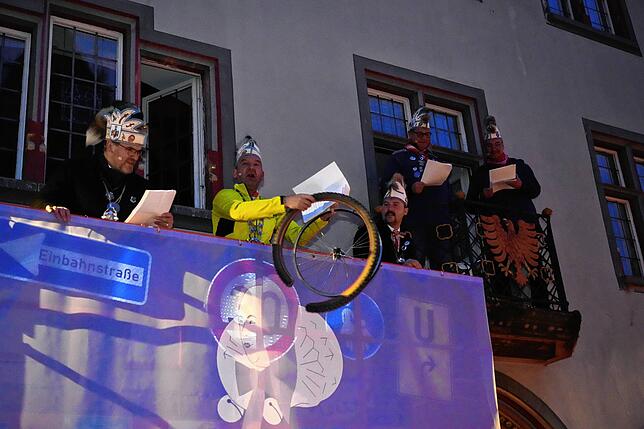 Kräftig liest Zunftmeister Anselm Säger (in gelb) dem OB (rechts) die Leviten. Die Schlaglöcher auf den Straßen Villingens haben sein ...