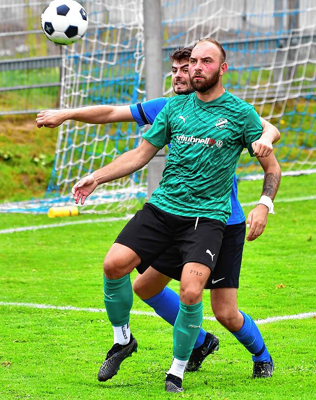Fokussiert: Sebastian Rupp (vorn, im Zweikampf mit Manuel Boll von der SG Mettingen/Krenkingen) strebt mit dem FC Zell eine erfolgreiche ...