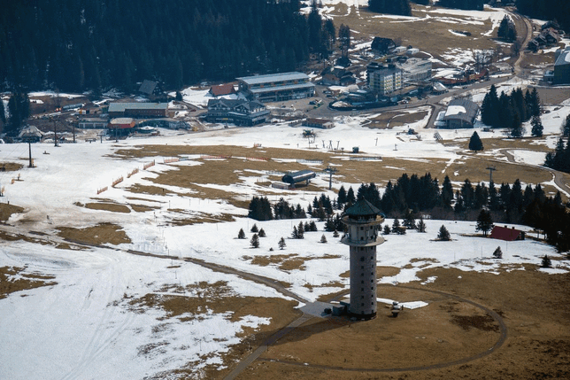 Im Schwarzwald hat es am Wochenende noch mal geschneit &ndash; eigentlich ein Grund zur Freude bei den Skiliftbetreibern. Die Saison am ...