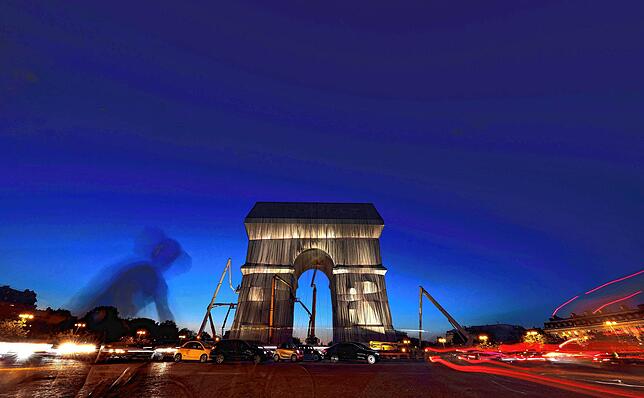 Paris in der Abenddämmerung – und der Triumphbogen, wie ihn Christo sehen wollte.