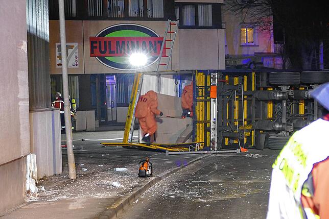 Einsatzkräfte in Chemikalien-Schutzanzügen beim Entladen des Anhängers / Bild: Feuerwehr Stockach