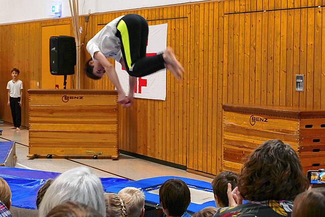 Die Jungs der Altersklasse der Dritt- und Viertklässler führten zum Teil waghalsige Sprünge vom kleinen Trampolin vor.