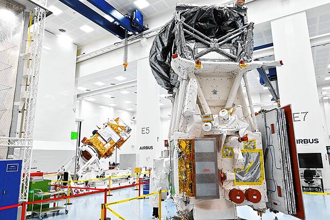 Die Oberseite des Satelliten im Reinraum bei Airbus in Immenstaad. Wenn er im Orbit fliegt, wird er um 90 Grad nach vorne geneigt. Das ...