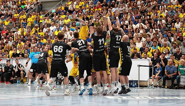 Bild 5: HSG Konstanz feiert den Aufstieg in die 2. Handball-Bundesliga. Bilder vom Spiel gegen Hildesheim