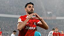 Vincenzo Grifo vom SC Freiburg trifft mit dem Pausenpfiff per Strafstoß zum 2:0.