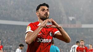 Vincenzo Grifo vom SC Freiburg trifft mit dem Pausenpfiff per Strafstoß zum 2:0.