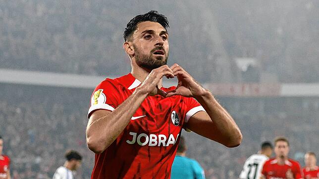 Vincenzo Grifo vom SC Freiburg trifft mit dem Pausenpfiff per Strafstoß zum 2:0.