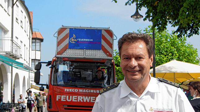 Louis Laurösch, hier auf der Uferpromenade, wo die Feuerwehr jüngst die Rettungswege überprüft hat, geht nach 21 Jahren an der Spitze ...