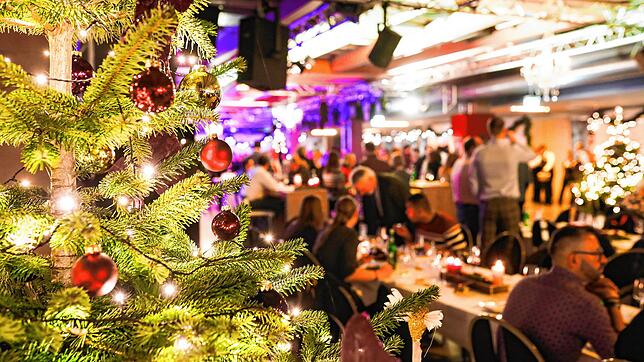 Weihnachtsfeier im Betrieb: Bis zu 110 Euro pro Person und Feier kann man auf den Putz hauen, bevor der Fiskus zuschlägt. Danach endet ...