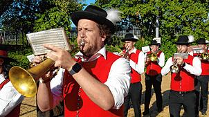 Bild : Bilder vom Sternmarsch und Fahneneinmarsch zum 175-jährigen Bestehen der Musikkapelle Ailingen