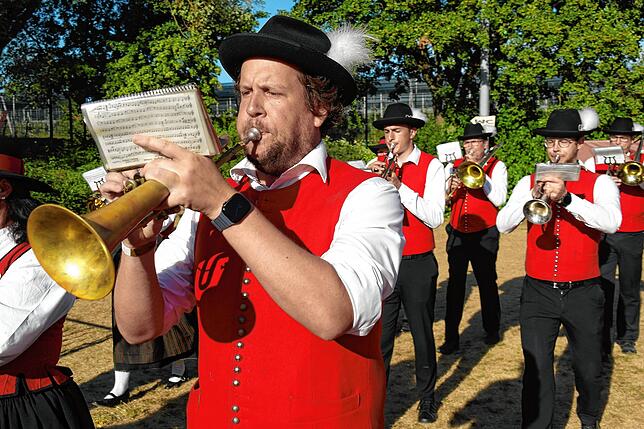 Bild 1: Bilder vom Sternmarsch und Fahneneinmarsch zum 175-jährigen Bestehen der Musikkapelle Ailingen
