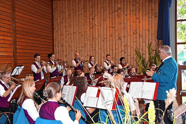 Bild 12: Oldtimer, Schlachtplatte, Musik: So war das Herbstfest in Orsingen