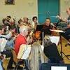 Das Sinfonieorchester Friedrichshafen probt unter der Leitung von Joachim Trost im Cinema des Karl-Maybach-Gymnasiums.