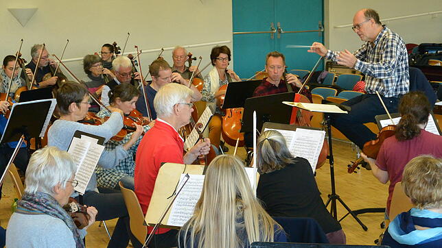 Das Sinfonieorchester Friedrichshafen probt unter der Leitung von Joachim Trost im Cinema des Karl-Maybach-Gymnasiums.