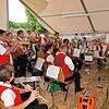 Oliver Muffler präsentierte beim Musikfest im Strohpark den Musikverein Krumbach mit viel Schwung und tollen Solisten.