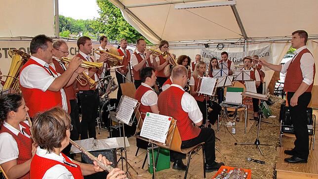 Oliver Muffler präsentierte beim Musikfest im Strohpark den Musikverein Krumbach mit viel Schwung und tollen Solisten.