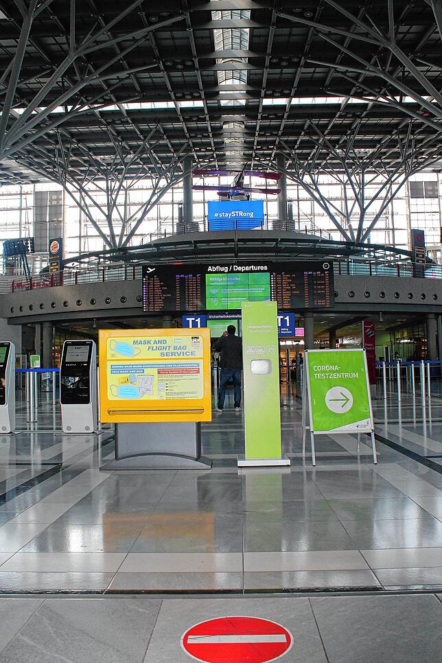 Große Schilder und weniger Menschen: Der Flughafen hat sich stark verändert.