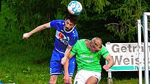 Obenauf: Hasan Faslak (links, gegen Marius Thoma von der SG Mettingen/Krenkingen) und der Tabellenführer FC Erzingen müssen sich ...