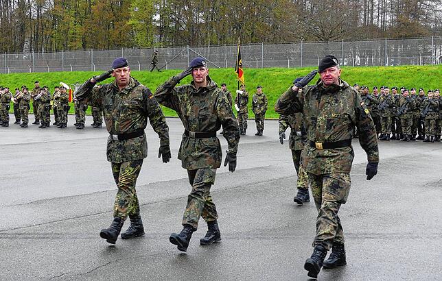 Oberstleutnant Kevin Freudenberger, Oberst Philipp Leyde und Generalmajor Ruprecht von Butler schreiten die Front ab.