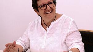 Die Auszeichnung ist für Marita Sütterlin eine Überraschung. Bild: Thomas Wickelmann