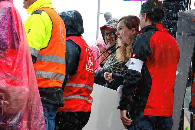 Helene Sommer (IG Metall) in strömendem Regen am Mikrofon.