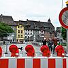 Schweizer Laufenburger vor dem deutschen Grenzzaun auf der Laufenbrücke. Im Hintergrund ist zu sehen, wie der Schweizer Grenzzaun ...