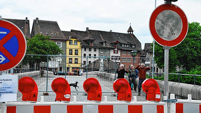 Schweizer Laufenburger vor dem deutschen Grenzzaun auf der Laufenbrücke. Im Hintergrund ist zu sehen, wie der Schweizer Grenzzaun ...
