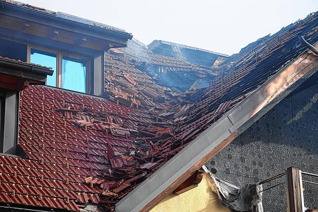 Zur Bekämpfung des Feuers wurde große Teile des Daches von der Feuerwehr abgedeckt.
