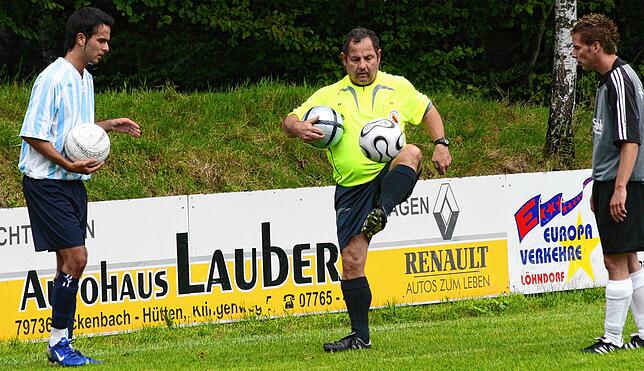 Virtuos: Kurt Schneeberger stellt 2007 bei einem Spiel beim FC Bergalingen unter Beweis, dass er auch kicken kann