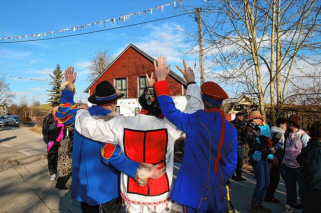 Bild 21: Weitere Bilder vom Stellen des Jubiläumsbaums durch die Froschzeller Holzer