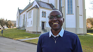 Vikar Noel Uwimpuhwe vor der Kirche in Zizenhausen.