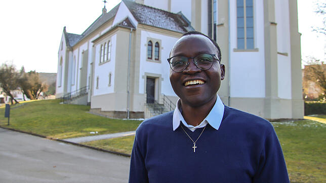 Vikar Noel Uwimpuhwe vor der Kirche in Zizenhausen.