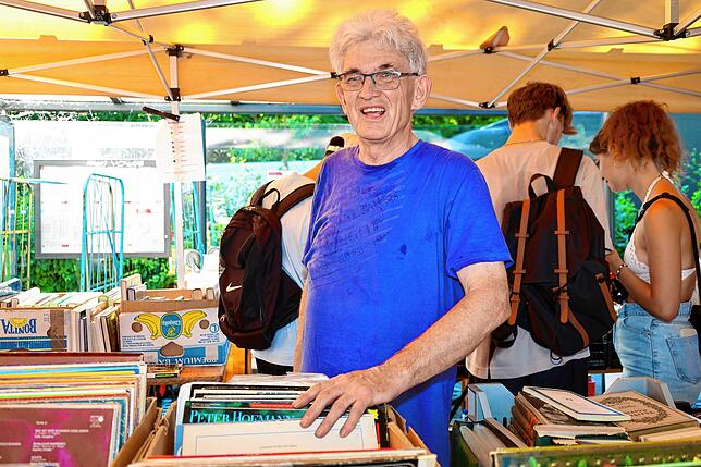 Bild 26: Mega Flohmarkt in Konstanz und Kreuzlingen: die ersten Besucher schlendern über die Verkaufsflächen