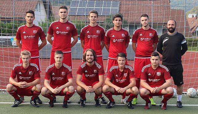 Eine neue Elf: Mit Leon Ihlenfeld, der nicht auf dem Foto ist, bekommt Trainer Faik Zikolli (rechts) beim FC Schönau eine komplette ...