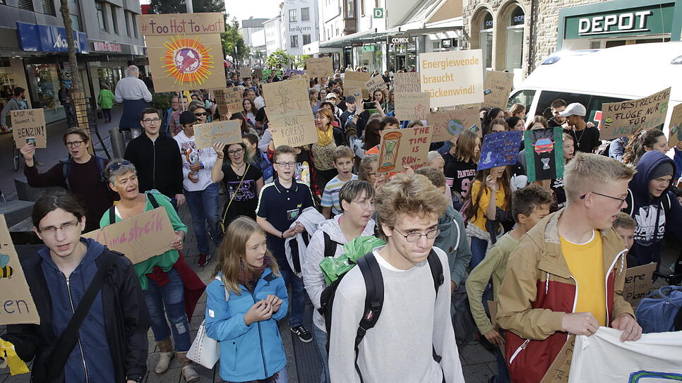 „Wir sind hier, wir sind laut – weil ihr uns die Zukunft klaut“: Ihr Protestzug führt die mehrheitlich jugendlichen ...