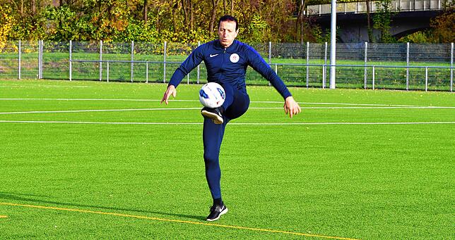 Elegant im Alter: Bülent Polat macht mit seinen 62 Jahren am Ball noch eine gute Figur. Als Stürmer, Manager, Organisator, Trainer und ...