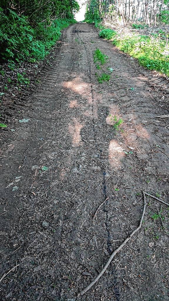 Eine Ölspur zieht sich mehrere Kilometer über Feld- und Waldwege zwischen Villingen und Schwenningen.