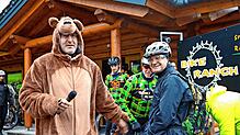 Vor dem Start erklärt „Yogi Bear“ Carsten Schnürle den Teilnehmern der Spenden-Tour „Bear Ride“, worum es geht. Bild: Hans-Jürgen Kommert