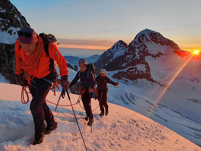 Sonnenaufgang bei der Jungfrau. Das Bild zeigt den hochalpinen Charakter der Besteigung des bekannten Viertausenders der Berner Alpen.