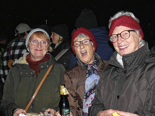 Bild 24: Der Narrenverein feiert mit der Bevölkerung den Beginn der Fasnacht auf dem Rathausplatz