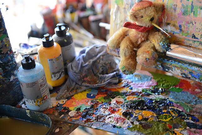 Einblicke in Höllerers Atelier. Der Teddy hat auch schon etwas Farbe abbekommen.