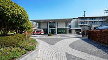Der Eingangsbereich der Kliniken Schmieder in Allensbach am Bodensee. Bild: Aurelia Scherrer