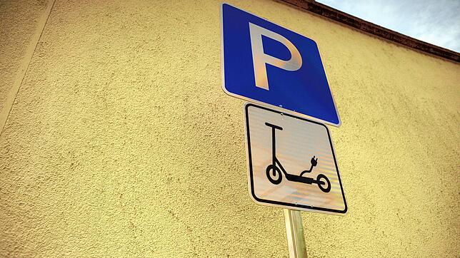 Sie hätten sie besser stehen lassen: Drei junge Männer waren betrunken auf gemieteten Elektrorollern unterwegs. Zwei von ihnen mussten ...