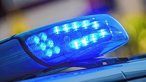 Ein Polizeiauto mit eingeschaltetem Blaulicht (Symbolbild). Eine Ölspur führt in Todtmoos zu einem Verkehrssünder mit einem kaputten, ...