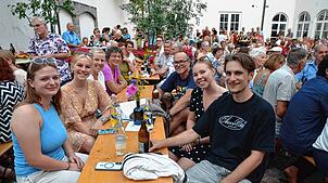 Großer Publikumsandrang herrscht anlässlich der Konzertreihe Musik im Schlosshof in Innenhof des Bischofschlosses. Die Besucher sind ...