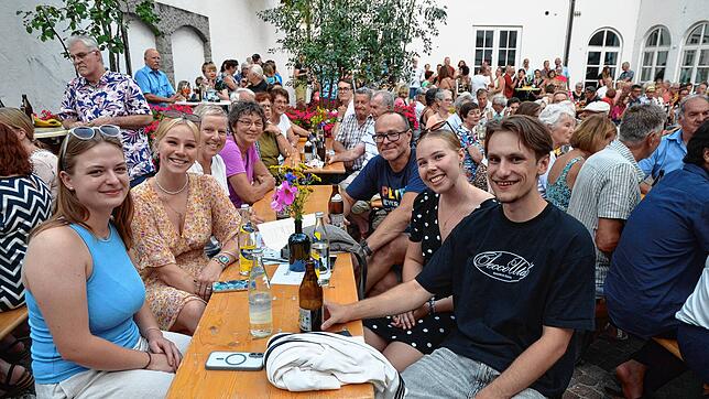 Großer Publikumsandrang herrscht anlässlich der Konzertreihe Musik im Schlosshof in Innenhof des Bischofschlosses. Die Besucher sind ...